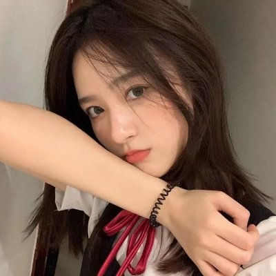 与一位女士合影
